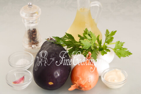 Жареные баклажаны с яйцами, луком и чесноком. Шаг 1