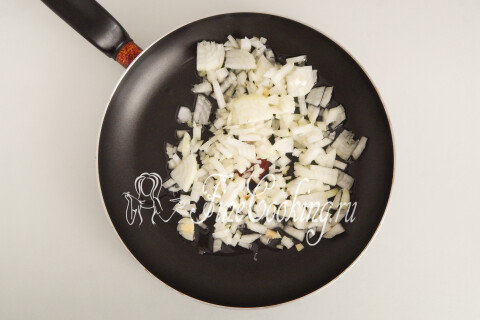 Жареные баклажаны с яйцами, луком и чесноком. Шаг 8