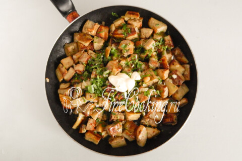 Жареные баклажаны с яйцами, луком и чесноком. Шаг 16
