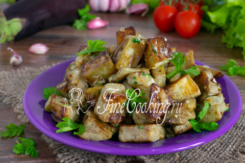 Готовое блюдо: Жареные баклажаны с яйцами, луком и чесноком